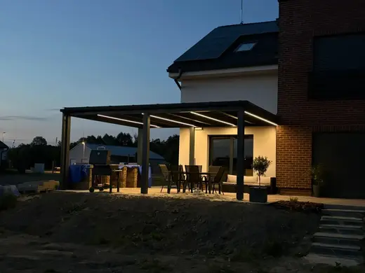 Kombinace dřeva a světla v akci 1.webp