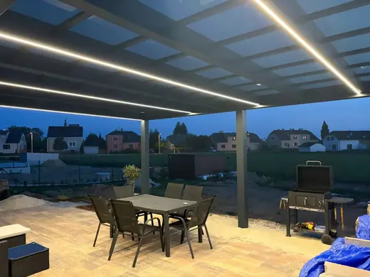 Kombinace dřeva a světla v akci 3.webp